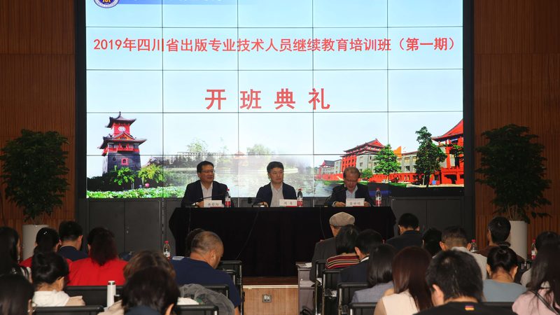 成人学历资格证与全日制学历：本质区别与选择要点