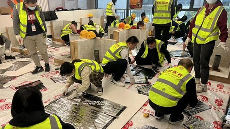 然而，在选择成人教育本科时，求职者需要注意以下几点：