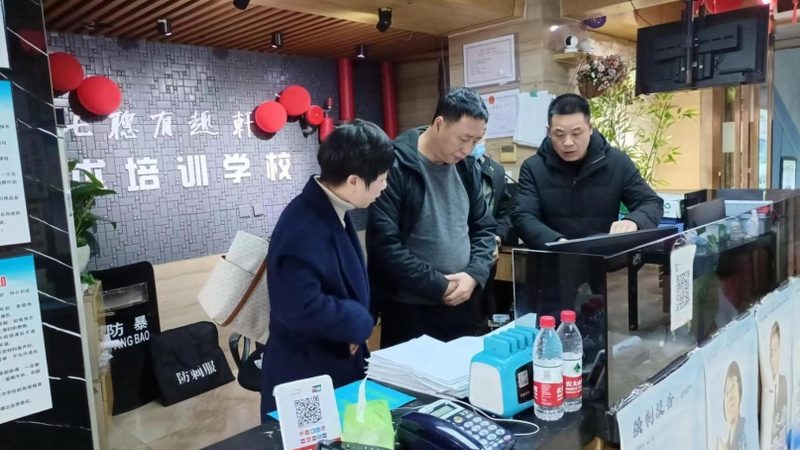 成人高考毕业证书样本通常包括以下特点：